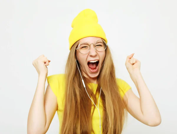 Lifestyle, emotie en mensen concept: portret van een jonge vrouw met geschokt gelaatsuitdrukking — Stockfoto