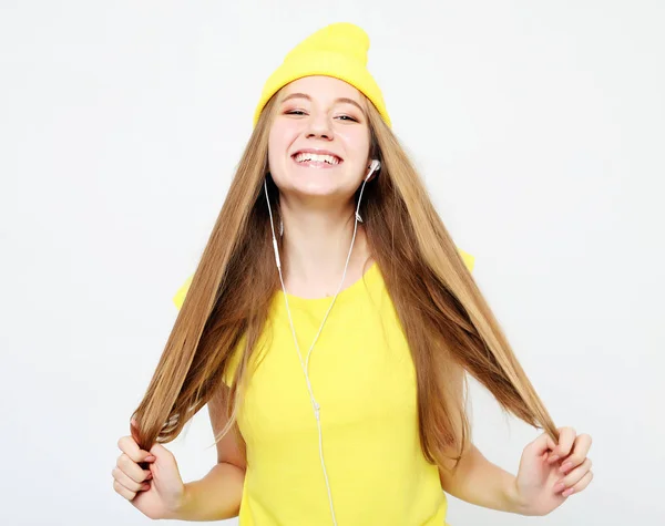 Moda menina muito legal em fones de ouvido ouvir música — Fotografia de Stock