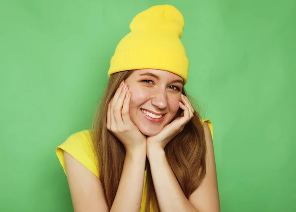 Vacker ung kvinna ler till kamera över grön bakgrund — Stockfoto