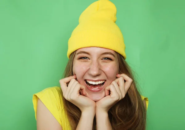 Bela jovem mulher sorrindo para câmera sobre fundo verde — Fotografia de Stock