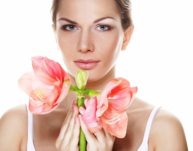 Beyaz arka plan üzerinde pembe çiçekli güzel genç kadın