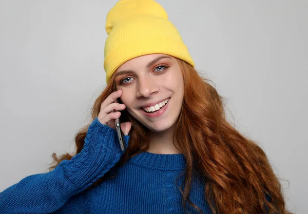 Estilo de vida, emocional e conceito de pessoas: Mulher encaracolada jovem com telefone inteligente — Fotografia de Stock