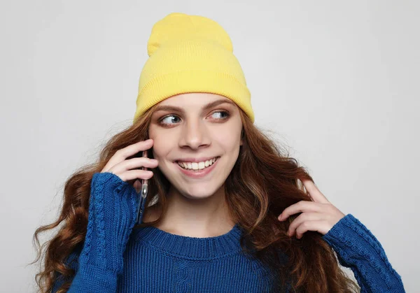 Estilo de vida, emocional e conceito de pessoas: Mulher encaracolada jovem com telefone inteligente — Fotografia de Stock