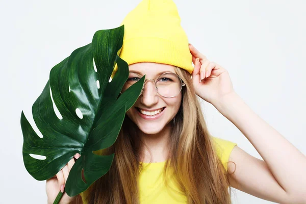 Lifestyle, emotie en mensen concept: lachende vrouw achter grote blad — Stockfoto