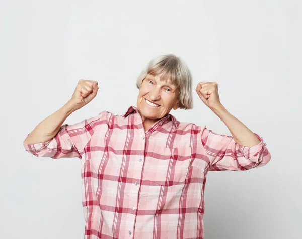 Levensstijl en mensen concept: portret van een vrolijke oma — Stockfoto