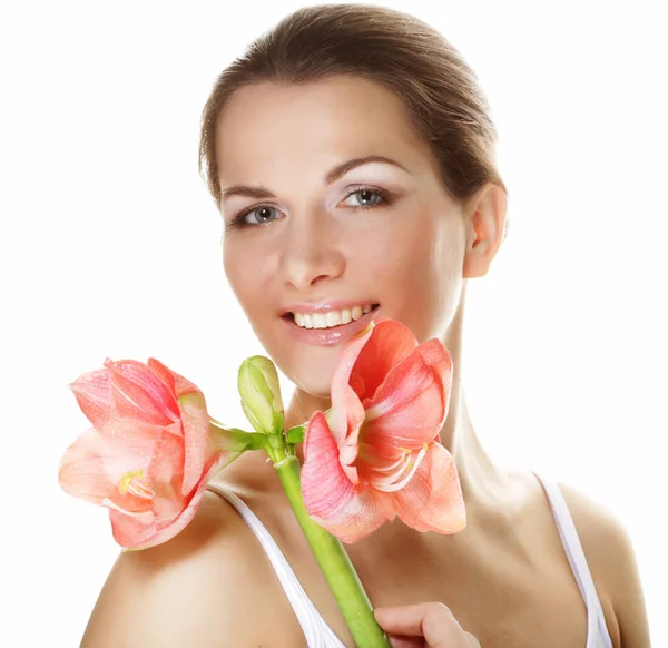Mooie jonge vrouw met roze bloem op witte achtergrond — Stockfoto