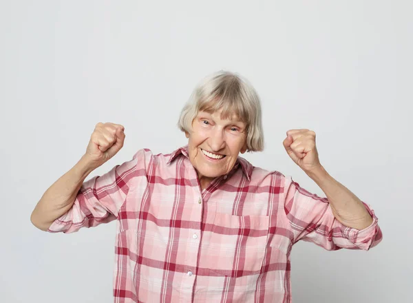 Stile di vita e concetto di popolo: ritratto di una nonna allegra gesticolare vittoria da vicino — Foto Stock