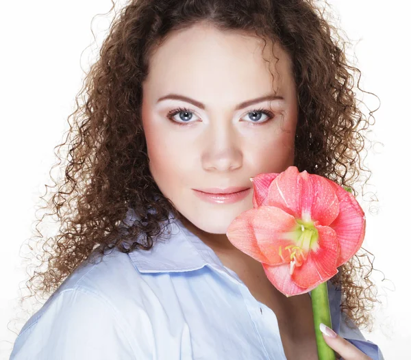 Mooie jonge vrouw met roze bloem op witte achtergrond — Stockfoto