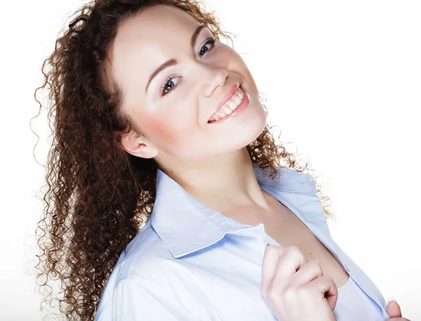 Lifestyle- und People-Konzept: junge glückliche Frau mit lockigem Haar — Stockfoto