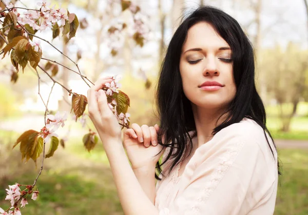 Lifestyle and people concept: Beautiful woman in blossom garden — Stock Photo, Image