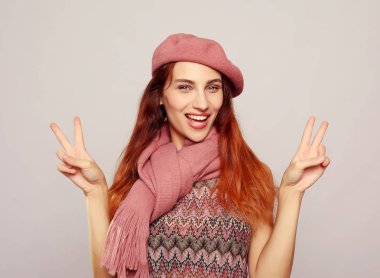 Mutlu genç beyaz kadın işaret yukarıya ve neşeyle, ona destek gösteren gülümseyen başparmak ve birine saygı yapma. Beden dili.