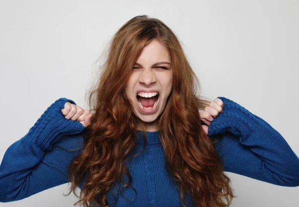 Imagem de insatisfeito enfurecido jovem sorrir feminino e fazer gesto de raiva. Emoções humanas negativas, sentimentos e reação . — Fotografia de Stock