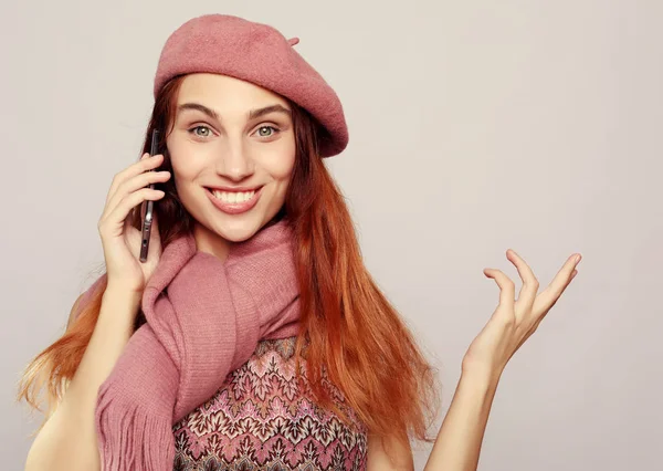 Estilo de vida e conceito de pessoas: Retrato de uma menina casual satisfeito segurando telefone celular e mostrando gesto ok — Fotografia de Stock