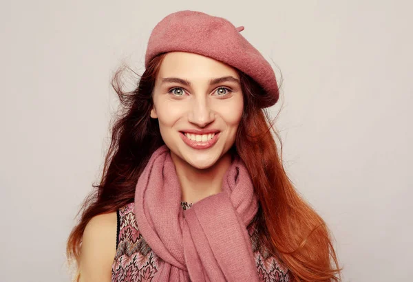 Stile di vita, bellezza e concetto di persone: Bellezza rossa ragazza indossa berretto rosa — Foto Stock