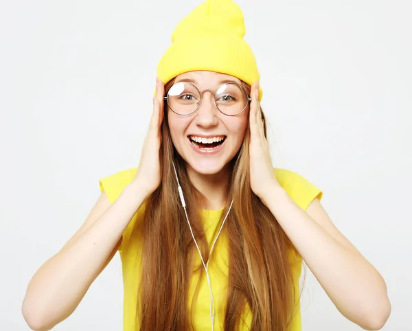 Estilo de vida, emoção e conceito de pessoas: Retrato de mulher jovem com expressão facial chocada close up — Fotografia de Stock