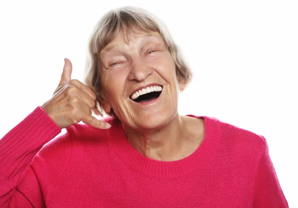 Koncepcja stylu życia i ludzi: Starsza kobieta pokazuje znak call center. Portret pięknej, ekspresyjnej babci. — Zdjęcie stockowe