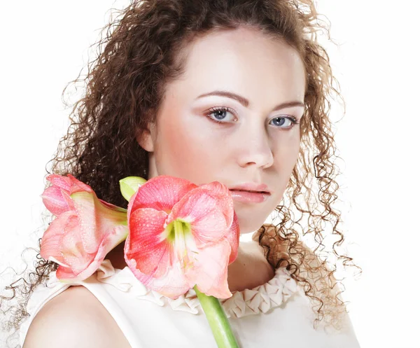 Mooie jonge vrouw met roze bloem op witte achtergrond — Stockfoto