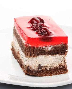 Çikolatalı kek vişne ile yakın çekim