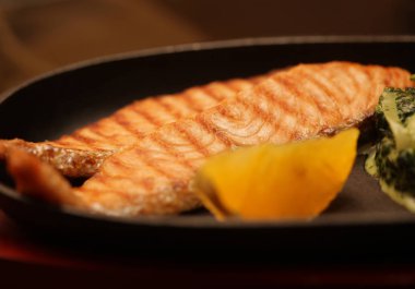 Ispanaklı somon bifteği.