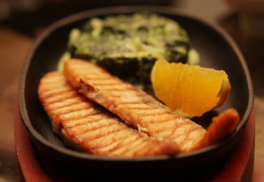 Ispanaklı somon bifteği.