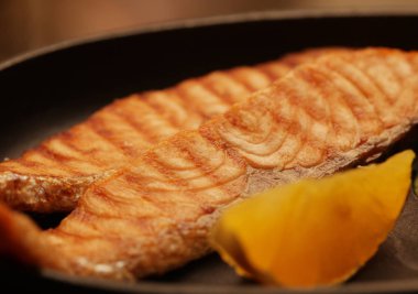 Ispanaklı somon bifteği.