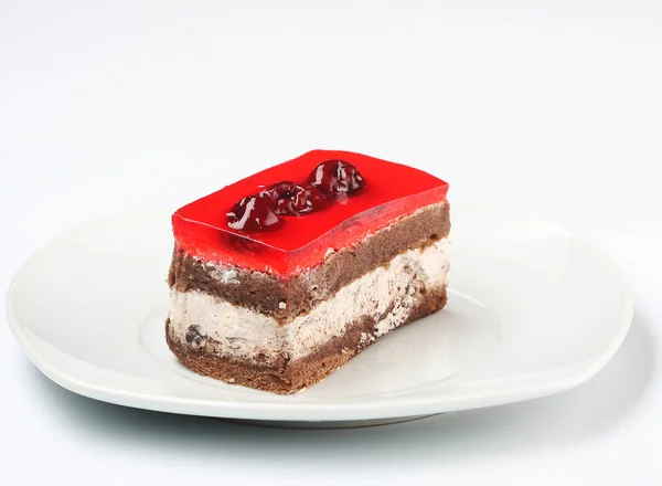Pastel de chocolate con cerezas agrias de cerca —  Fotos de Stock