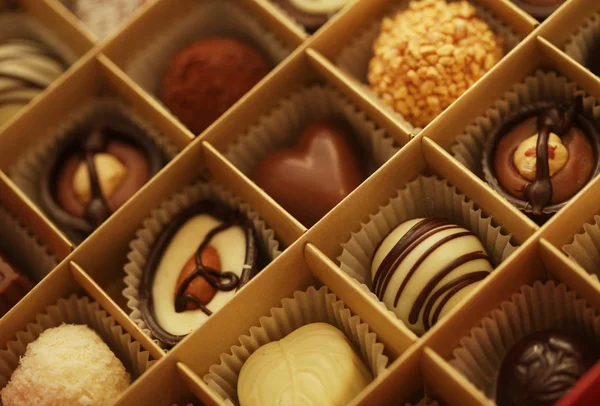 Caramelle al cioccolato in una scatola — Foto Stock