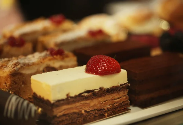 Pastel de chocolate con fresa y menta — Foto de Stock