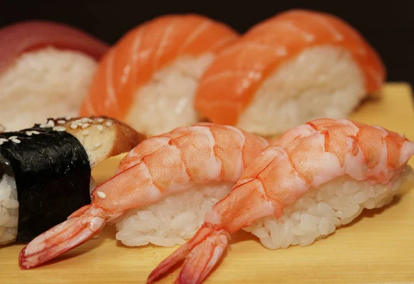 Sushi podávané na dřevěném prkénku — Stock fotografie