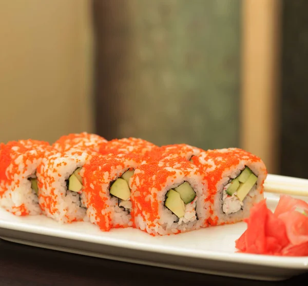 Rollos de sushi frescos y sabrosos — Foto de Stock