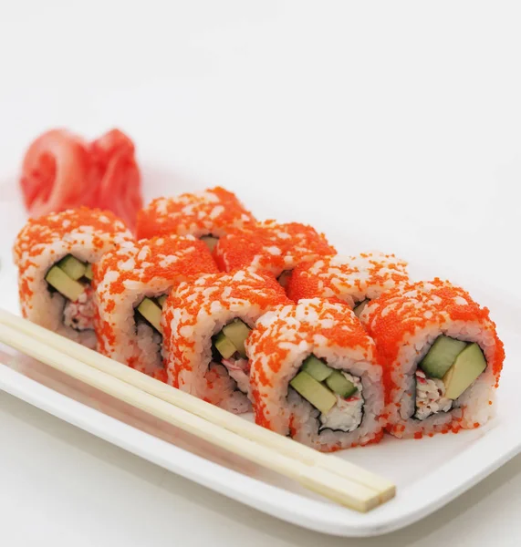 Rouleaux de sushi frais et savoureux — Photo
