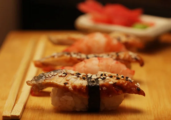 Ιαπωνικό σούσι σε ξύλινη πλάκα — Φωτογραφία Αρχείου
