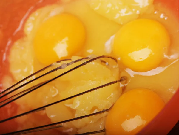 Huevos y azúcar en el tazón de la mezcla prepararse para hornear — Foto de Stock