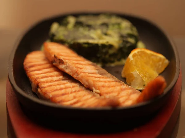 Filete de salmón servido con espinacas —  Fotos de Stock