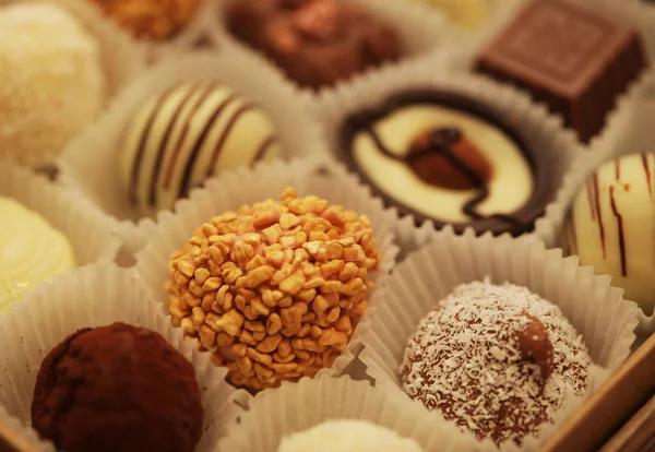 Kutuda çikolatalı şekerler — Stok fotoğraf