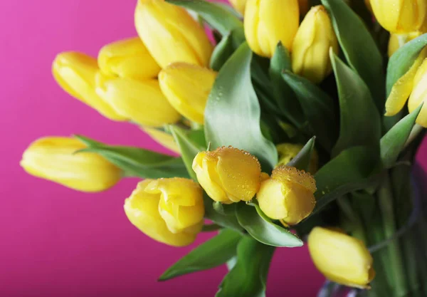 Tulipánová kytice ve skleněné váze — Stock fotografie