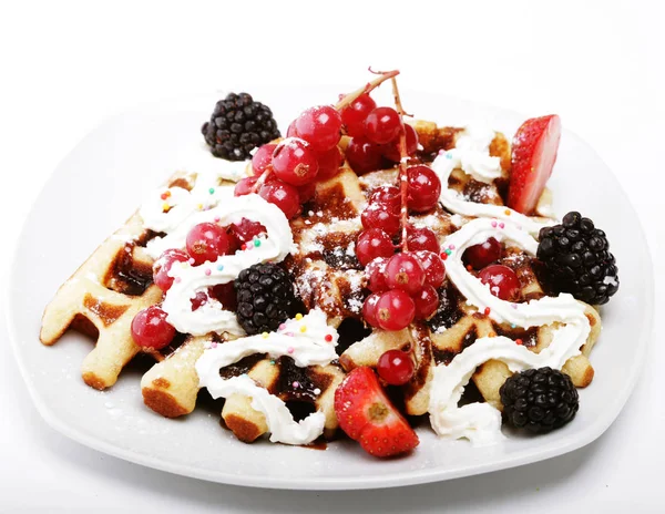 Çilekli ve böğürtlenli waffle — Stok fotoğraf