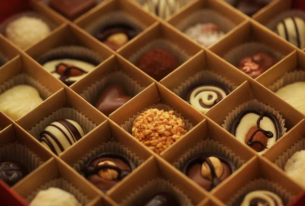 Bonbons au chocolat dans une boîte — Photo