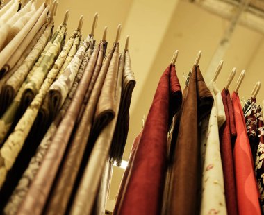 Kumaş ve tekstil ruloları depoda