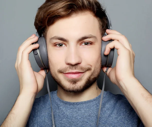 Χαρούμενος νεαρός κομψό προσαρμογής του ad ακουστικά χαμογελώντας wh — Φωτογραφία Αρχείου