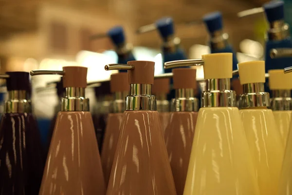 Flessen voor zeep in de winkel close-up foto — Stockfoto