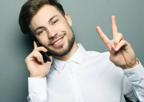 Šťastný mladý obchodník v košili gestikulující a usmívající se — Stock fotografie