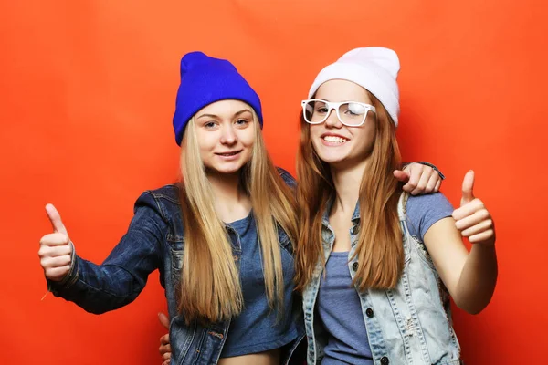 Dos amigas jóvenes de pie juntas y divirtiéndose. — Foto de Stock