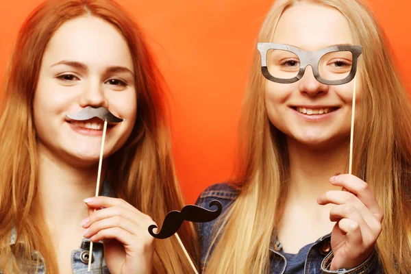 Twee jonge meisje vrienden staan samen en hebben plezier. — Stockfoto