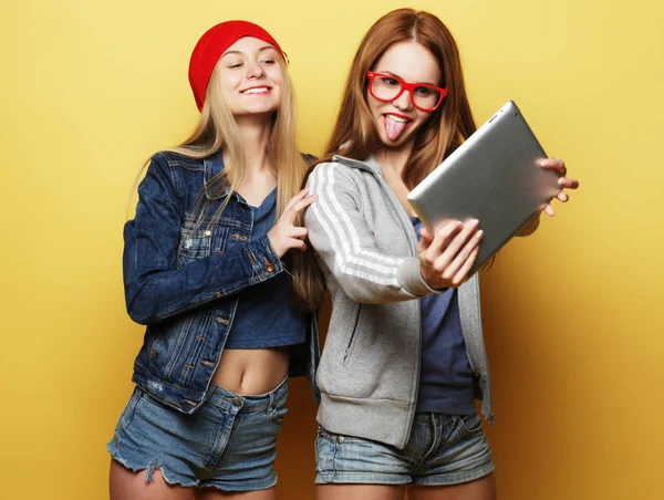 Twee hipster meisjes vrienden nemen selfie met digitale tablet — Stockfoto