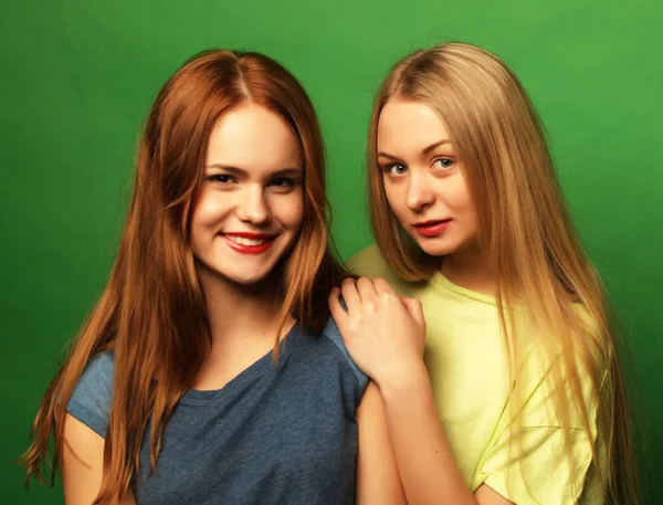 Twee hipster meisjes beste vrienden over groene achtergrond — Stockfoto