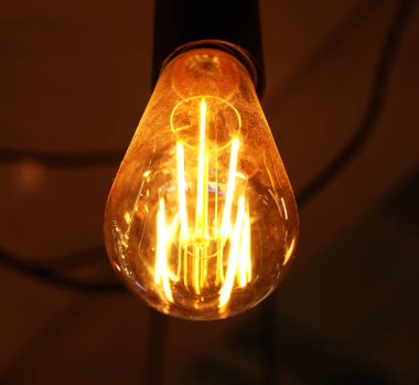 Mağazanın arka planında tavan lambaları