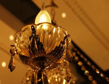 Mağazadaki tavan lambaları, avizeler. Görüntüyü kapatın.