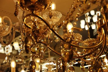 Mağazadaki tavan lambaları, avizeler. Görüntüyü kapatın.