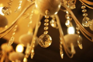 Mağazadaki tavan lambaları, avizeler. Görüntüyü kapatın.